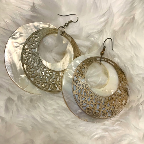 $5 CLEAROUT 
 WILL BE DONATED Pearl silver hoop earrings - Picture 1 of 1